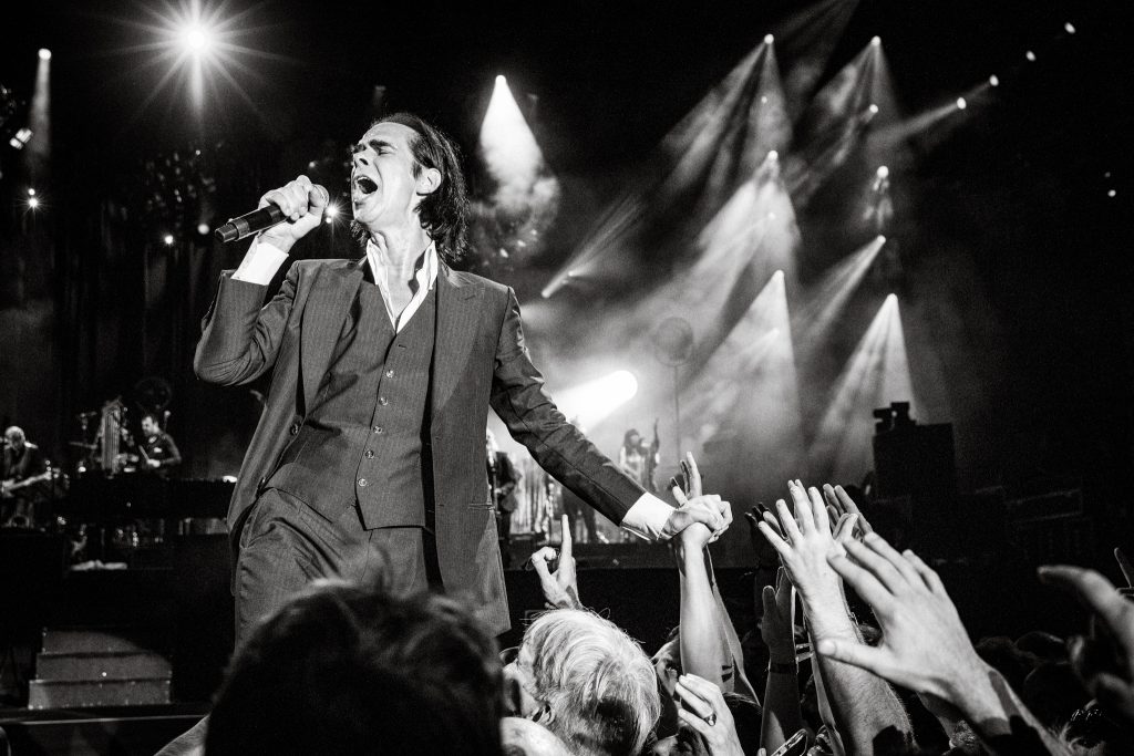Musik-Legende Nick Cave ist zurück! Im Rahmen seiner neuesten Single „Wild God“ sorgt der Australier gemeinsam mit seiner Band The Bad Seeds gerade für große Neuigkeiten – denn mit der Single kündigen Nick Cave & The Bad Seeds auch ein neues Album an.