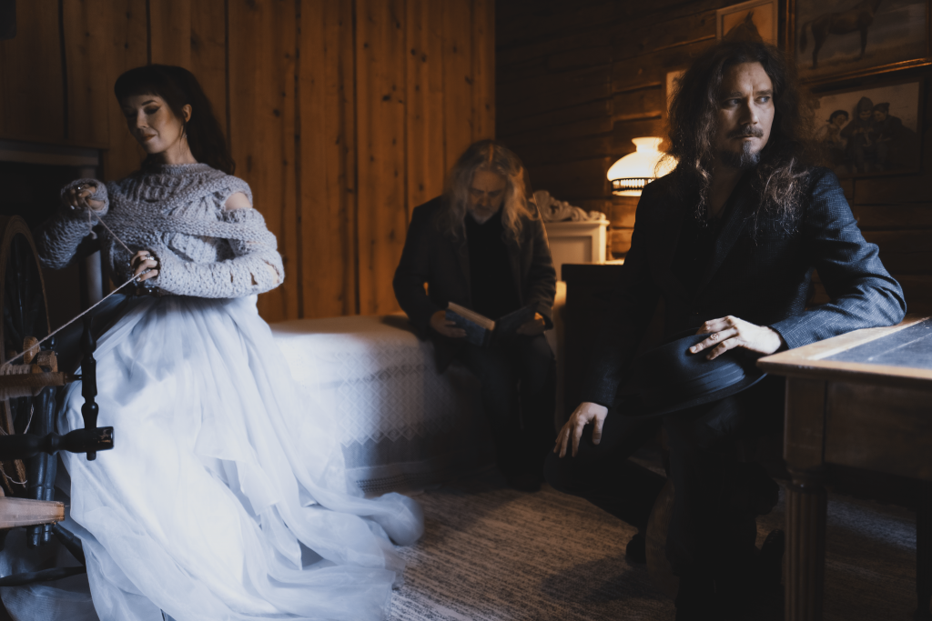 AURI melden sich mit ihrem neuen Album „III – Candles & Beginnings“ zurück.
Eine magische Klangreise zwischen Folk, Prog und Symphonic – ab sofort erhältlich!