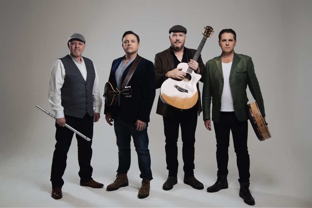 Die legendären High Kings kehren 2026 mit ihrer Rocky Road Tour zurück und bringen den Zauber des irischen Folk auf Deutschlands Bühnen.
Ein unvergessliches Erlebnis voller Energie, Tradition und musikalischer Leidenschaft erwartet die Fans.