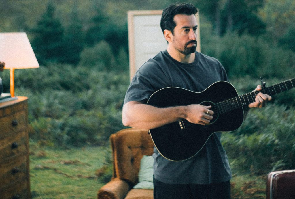 Dotan live in München – ein Abend voller Nähe, Stimme und unverfälschter Emotion.
European Solo Acoustic Tour am 20. April 2026 im Gasteig, Saal X.